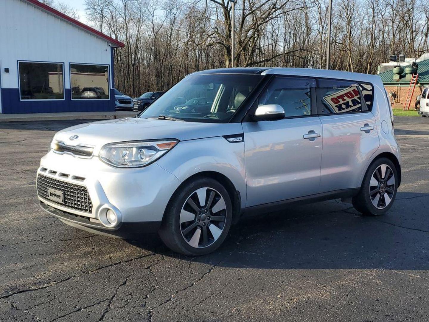 2015 Bright Silver /Black Kia Soul ! (KNDJX3A56F7) with an 2.0L L4 DOHC 16V engine, 6-Speed Automatic transmission, located at 6064 Gull Rd, Kalamazoo, MI, 49048, (269) 222-0088, 42.328388, -85.512924 - <b>Vehicle Details</b><br>The Whole Shabang Package Sun and Sound Package the perfect blend of style, efficiency, and modern features with this 2015 Kia Soul !. This distinctive hatchback is equipped with front-wheel drive and powered by a robust 4-cylinder, 2.0L engine, delivering a smooth and re - Photo#1