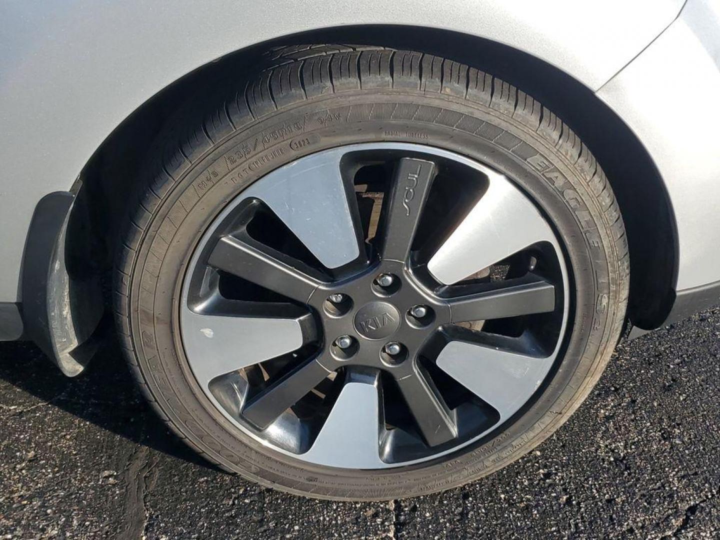 2015 Bright Silver /Black Kia Soul ! (KNDJX3A56F7) with an 2.0L L4 DOHC 16V engine, 6-Speed Automatic transmission, located at 6064 Gull Rd, Kalamazoo, MI, 49048, (269) 222-0088, 42.328388, -85.512924 - <b>Vehicle Details</b><br>The Whole Shabang Package Sun and Sound Package the perfect blend of style, efficiency, and modern features with this 2015 Kia Soul !. This distinctive hatchback is equipped with front-wheel drive and powered by a robust 4-cylinder, 2.0L engine, delivering a smooth and re - Photo#4