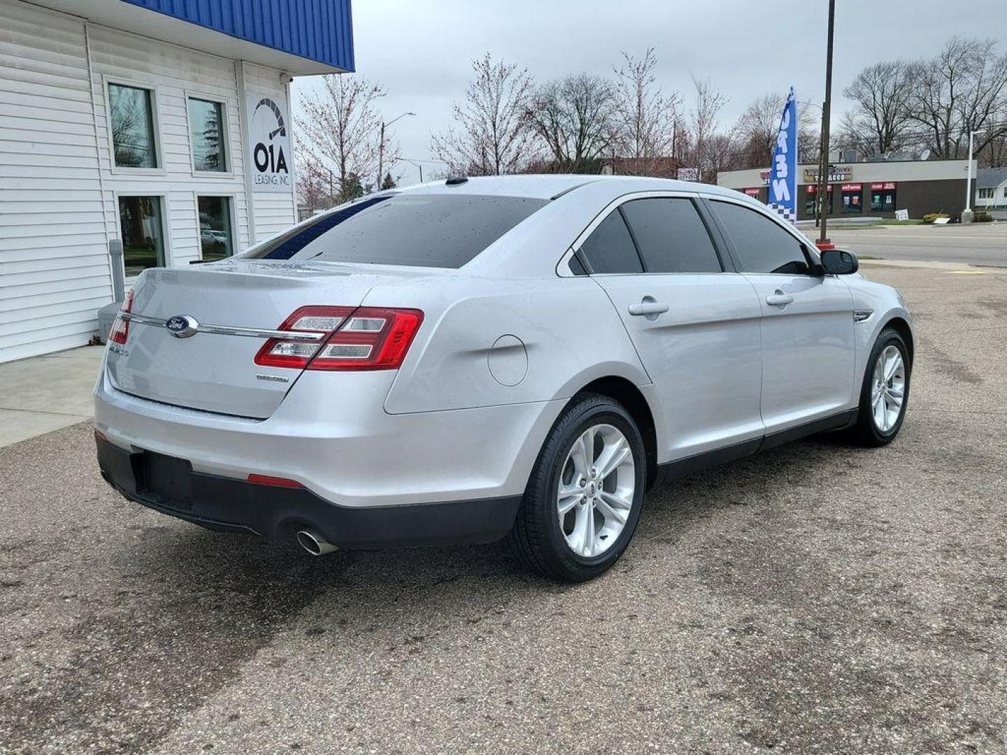 2018 Ingot Silver Metallic /Dune Ford Taurus SE FWD (1FAHP2D89JG) with an 3.5L V6 DOHC 24V engine, 6A transmission, located at 234 Columbia Ave, Battle Creek, MI, 49015, (269) 222-0088, 42.298264, -85.192543 - <b>Vehicle Details</b><br>Discover the perfect blend of style, performance, and technology with our 2018 Ford Taurus SE. This well-maintained vehicle is equipped with a robust V6, 3.5L engine paired with Front-Wheel Drive, delivering a smooth and responsive driving experience. Ideal for both daily c - Photo#3