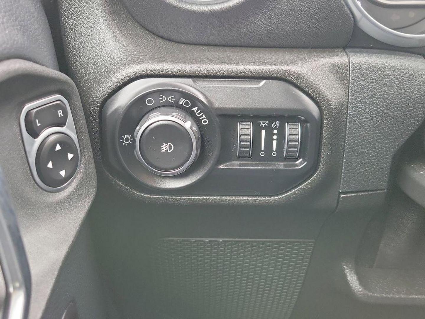 2018 Granite Crystal Metallic Clearcoat /Black Jeep Wrangler JK Unlimited Sahara (1C4HJXEG7JW) with an 3.6L V6 DOHC 24V FFV engine, 6A transmission, located at 234 Columbia Ave, Battle Creek, MI, 49015, (269) 222-0088, 42.298264, -85.192543 - <b>Vehicle Details</b><br>Discover adventure in this 2018 Jeep Wrangler Sahara, a perfect blend of ruggedness and comfort. Equipped with a powerful V6, 3.6L engine and 4WD, this versatile SUV is ready to conquer both city streets and off-road trails. Its classic design is complemented by modern feat - Photo#17
