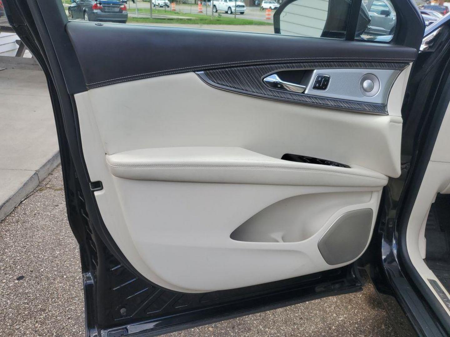 2020 Infinite Black /Alpine Lincoln Nautilus Black Label AWD (2LMPJ9JP7LB) with an 2.7L V6 DOHC 24V engine, 6A transmission, located at 234 Columbia Ave, Battle Creek, MI, 49015, (269) 222-0088, 42.298264, -85.192543 - <b>Vehicle Details</b><br>Discover the epitome of luxury and performance with this exquisite 2020 Lincoln Nautilus Black Label. Equipped with an advanced All-Wheel Drive system, this SUV ensures a confident and smooth driving experience across various terrains. At its heart lies a robust V6, 2.7L tu - Photo#5