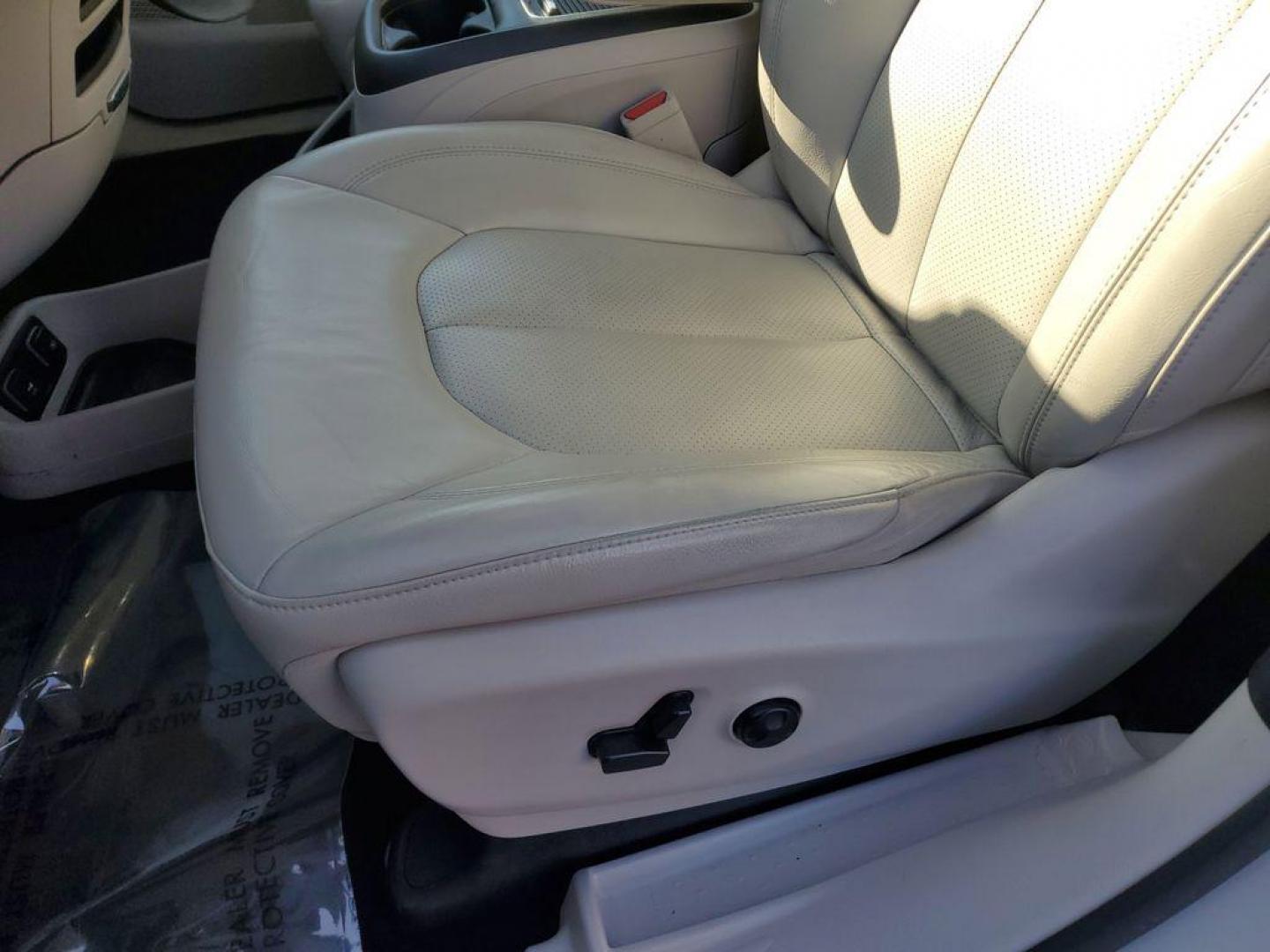 2021 Luxury White Pearlcoat /Alloy/Black Chrysler Pacifica Touring-L (2C4RC1BG1MR) with an 3.6L V6 DOHC 24V engine, 9A transmission, located at 6064 Gull Rd, Kalamazoo, MI, 49048, (269) 222-0088, 42.328388, -85.512924 - <b>Vehicle Details</b><br>Discover the unparalleled comfort and sophistication of the 2021 Chrysler Pacifica Touring L, a minivan designed with both family and style in mind. This pristine model, with 0 miles on the odometer, offers an impressive blend of performance and luxury. Under the hood, you' - Photo#13