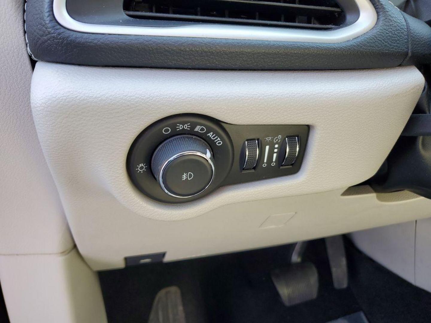 2021 Luxury White Pearlcoat /Alloy/Black Chrysler Pacifica Touring-L (2C4RC1BG1MR) with an 3.6L V6 DOHC 24V engine, 9A transmission, located at 6064 Gull Rd, Kalamazoo, MI, 49048, (269) 222-0088, 42.328388, -85.512924 - <b>Vehicle Details</b><br>Discover the unparalleled comfort and sophistication of the 2021 Chrysler Pacifica Touring L, a minivan designed with both family and style in mind. This pristine model, with 0 miles on the odometer, offers an impressive blend of performance and luxury. Under the hood, you' - Photo#16