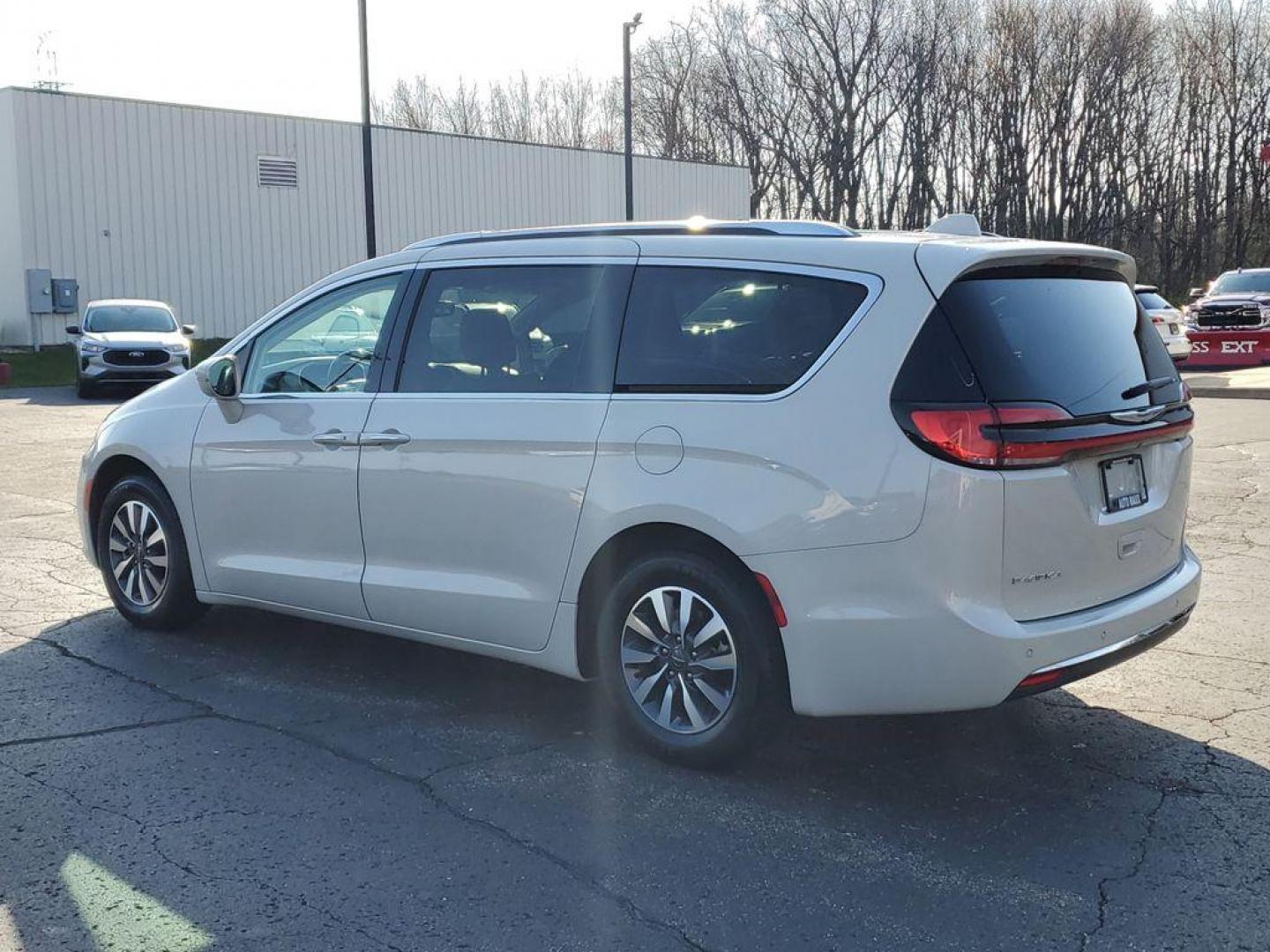 2021 Luxury White Pearlcoat /Alloy/Black Chrysler Pacifica Touring-L (2C4RC1BG1MR) with an 3.6L V6 DOHC 24V engine, 9A transmission, located at 6064 Gull Rd, Kalamazoo, MI, 49048, (269) 222-0088, 42.328388, -85.512924 - <b>Vehicle Details</b><br>Discover the unparalleled comfort and sophistication of the 2021 Chrysler Pacifica Touring L, a minivan designed with both family and style in mind. This pristine model, with 0 miles on the odometer, offers an impressive blend of performance and luxury. Under the hood, you' - Photo#2