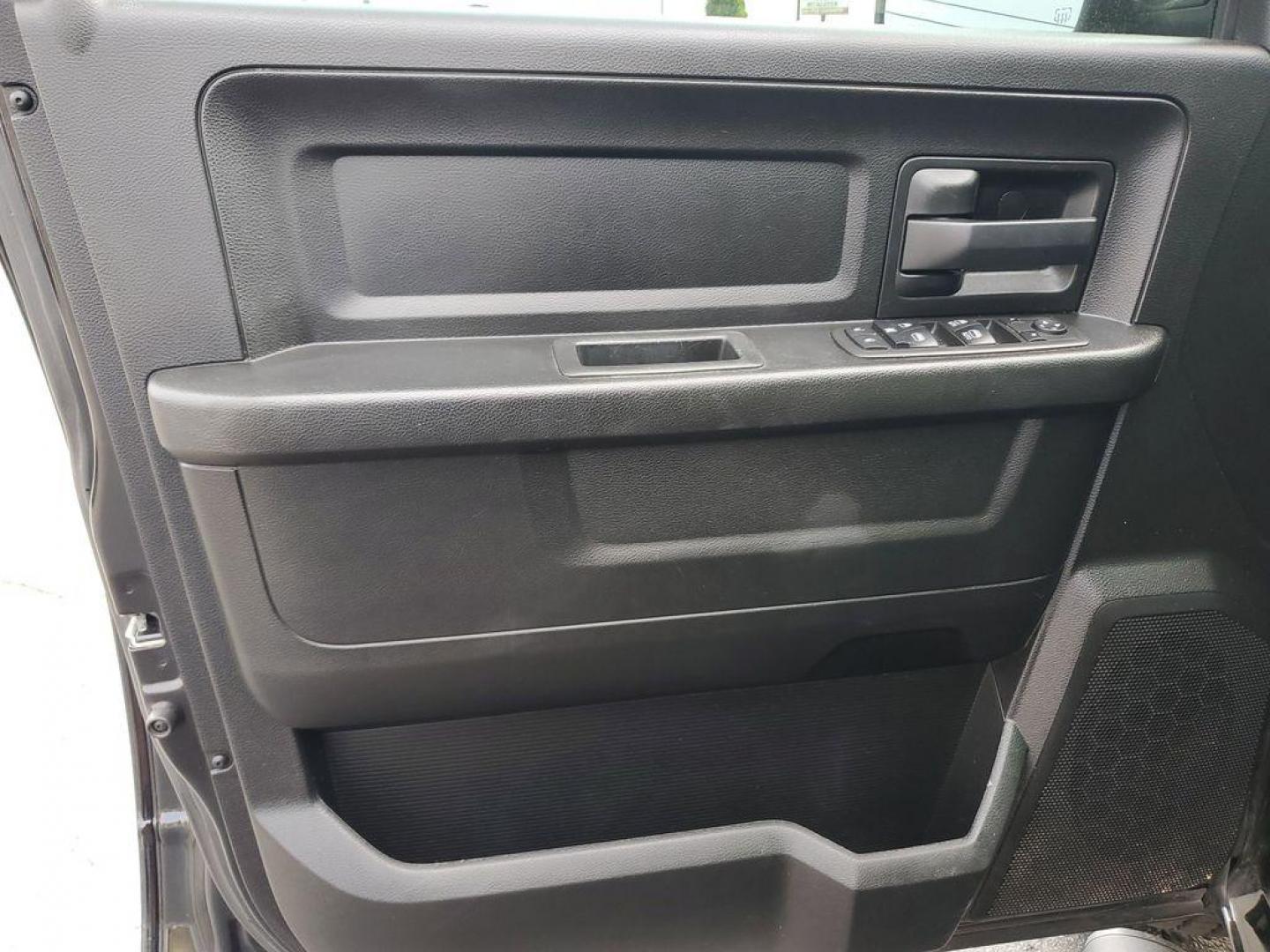 2021 Diamond Black Crystal Pearl /Diesel Grey/Black RAM 1500 Classic Tradesman Quad Cab 4WD (1C6RR7FG5MS) with an 3.6L V6 DOHC 24V FFV engine, 8A transmission, located at 6064 Gull Rd, Kalamazoo, MI, 49048, (269) 222-0088, 42.328388, -85.512924 - Rev up your adventure with this dynamic 2021 Ram 1500 Classic Express! With just 46,538 miles on the odometer, this powerhouse is ready to elevate your driving experience to new heights. Equipped with a robust V6, 3.6L engine and 4WD capability, this truck is built to conquer both city streets and r - Photo#9