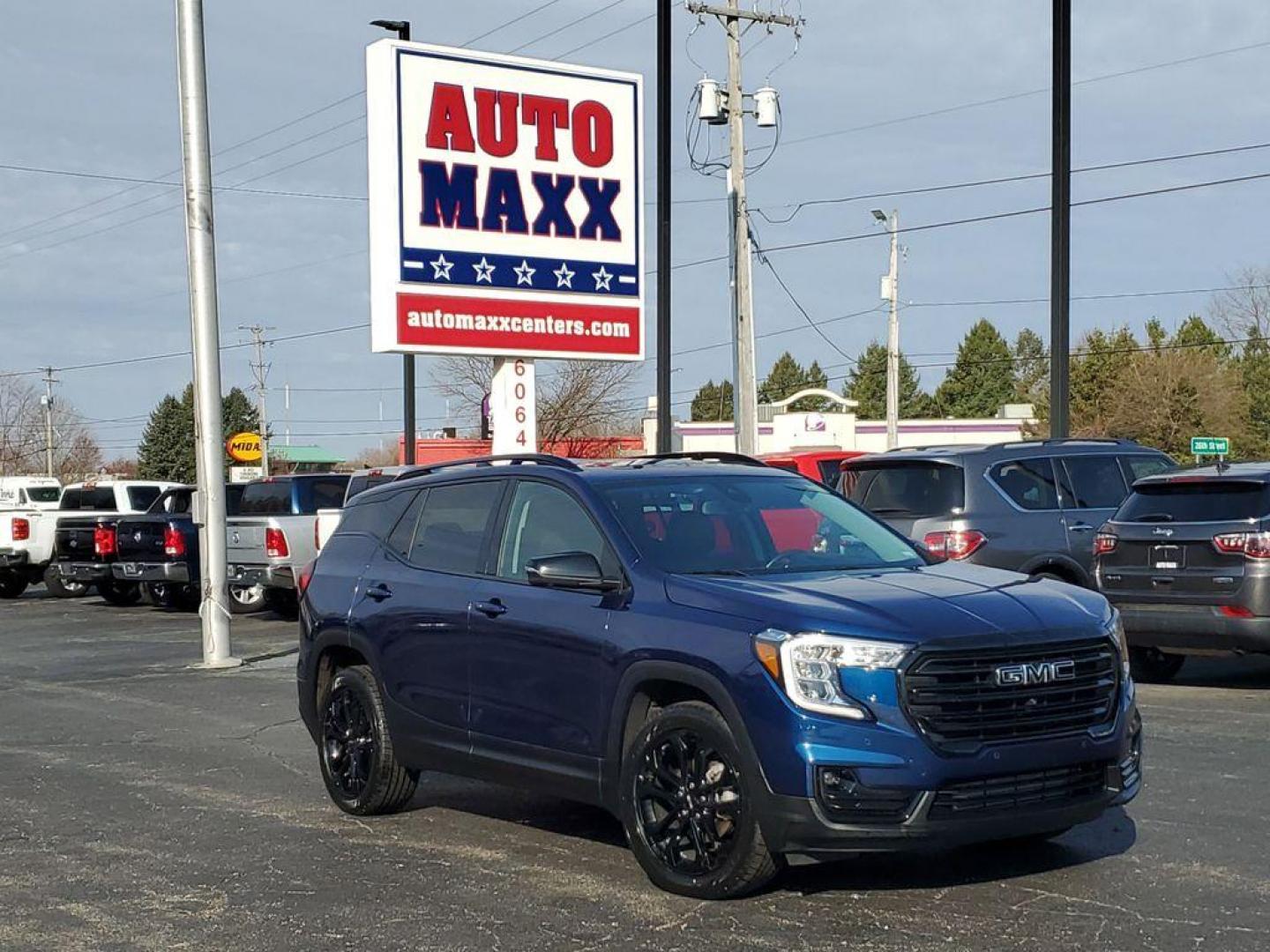 2022 Marine Metallic /Jet Black GMC Terrain SLT AWD (3GKALVEV2NL) with an 1.4L L4 DOHC 16V TURBO engine, 6A transmission, located at 6064 Gull Rd, Kalamazoo, MI, 49048, (269) 222-0088, 42.328388, -85.512924 - <b>Summary</b><br>NAVIGATION PACKAGE Power Moonroof<br><br><b>Vehicle Details</b><br>Discover the pinnacle of modern driving with this impeccable 2022 GMC Terrain SLT, boasting only delivery miles on the odometer! This SUV combines style, comfort, and advanced technology to deliver an exceptional dr - Photo#0
