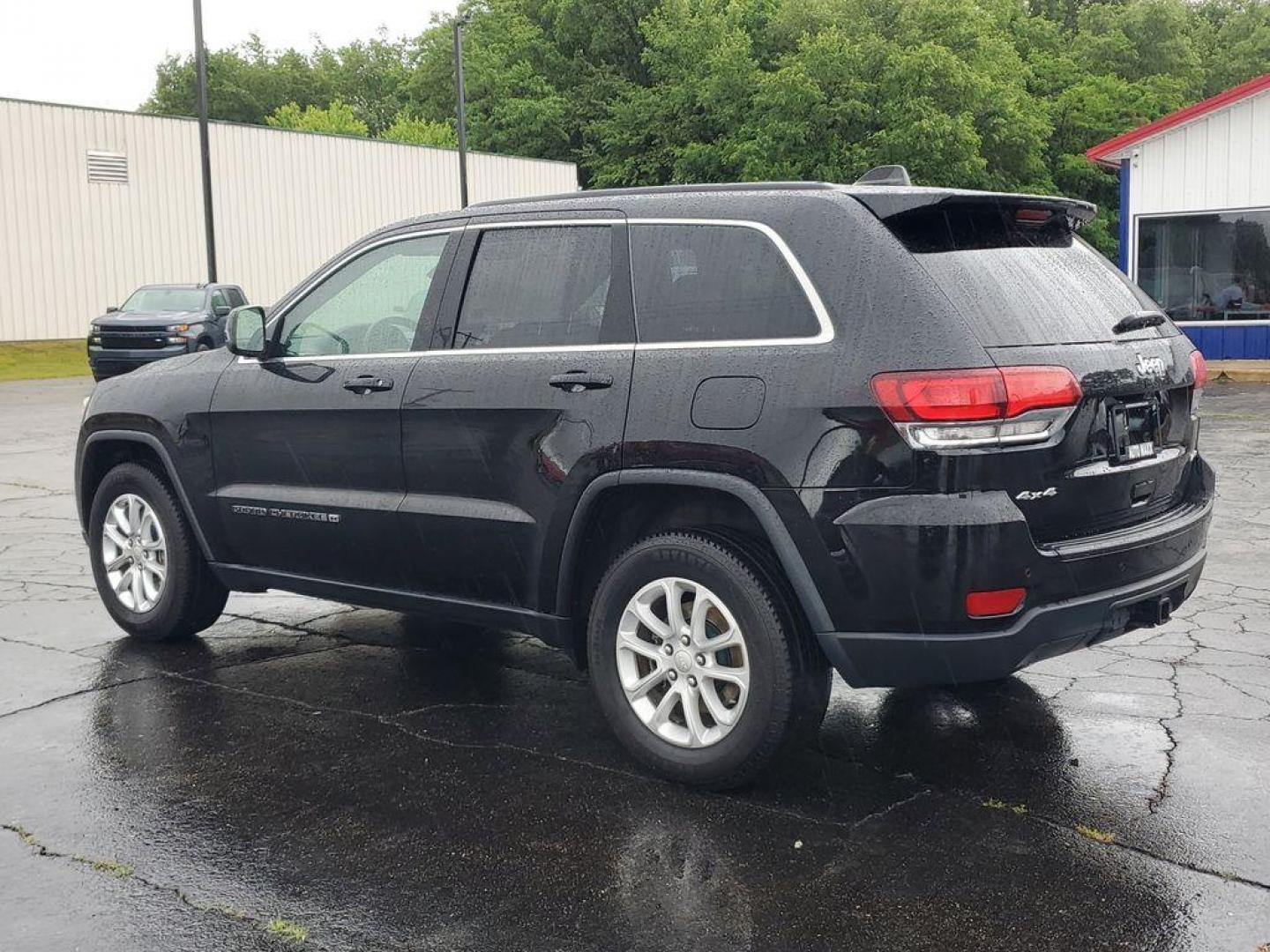 2022 BLACK /GREY Jeep Grand Cherokee Laredo E 4WD (1C4RJFAG7NC) with an 3.6L V6 DOHC 24V engine, 8A transmission, located at 6064 Gull Rd, Kalamazoo, MI, 49048, (269) 222-0088, 42.328388, -85.512924 - Experience adventure like never before with this stunning 2022 Jeep Grand Cherokee WK Laredo! Engineered for those who crave the thrill of the road while demanding top-notch reliability, this SUV is your ticket to unparalleled journeys. Equipped with a robust 4WD system and a powerful V6, 3.6L engin - Photo#2