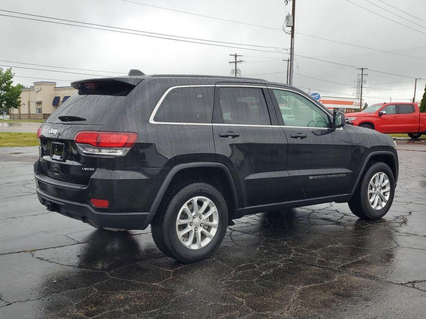 2022 BLACK /GREY Jeep Grand Cherokee Laredo E 4WD (1C4RJFAG7NC) with an 3.6L V6 DOHC 24V engine, 8A transmission, located at 6064 Gull Rd, Kalamazoo, MI, 49048, (269) 222-0088, 42.328388, -85.512924 - Experience adventure like never before with this stunning 2022 Jeep Grand Cherokee WK Laredo! Engineered for those who crave the thrill of the road while demanding top-notch reliability, this SUV is your ticket to unparalleled journeys. Equipped with a robust 4WD system and a powerful V6, 3.6L engin - Photo#3