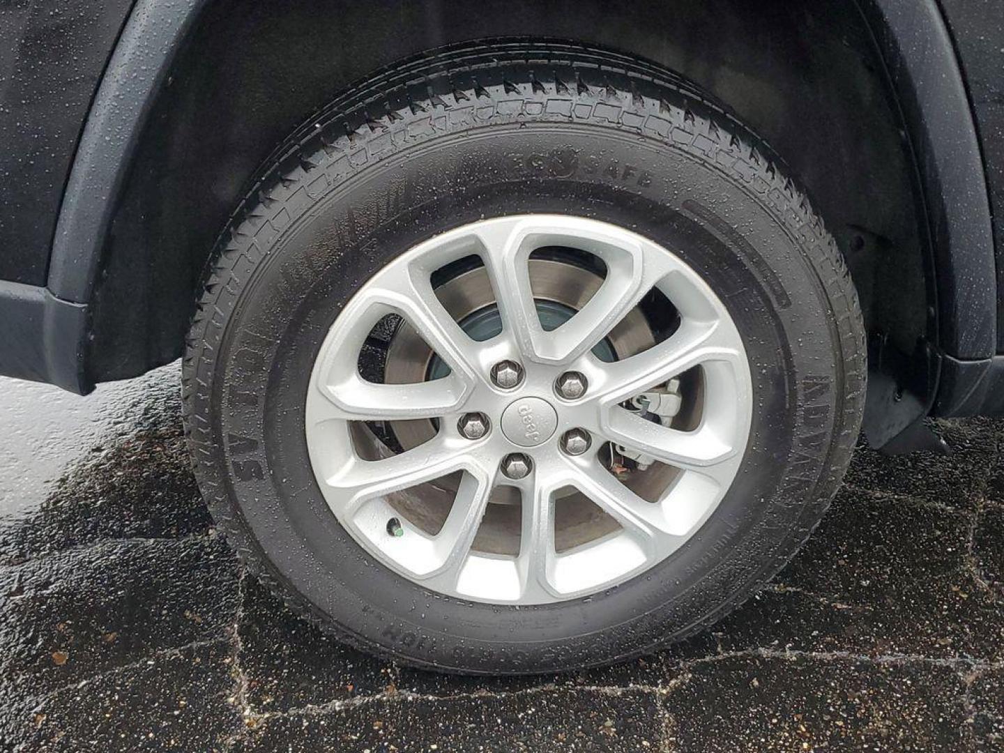 2022 BLACK /GREY Jeep Grand Cherokee Laredo E 4WD (1C4RJFAG7NC) with an 3.6L V6 DOHC 24V engine, 8A transmission, located at 6064 Gull Rd, Kalamazoo, MI, 49048, (269) 222-0088, 42.328388, -85.512924 - Experience adventure like never before with this stunning 2022 Jeep Grand Cherokee WK Laredo! Engineered for those who crave the thrill of the road while demanding top-notch reliability, this SUV is your ticket to unparalleled journeys. Equipped with a robust 4WD system and a powerful V6, 3.6L engin - Photo#4