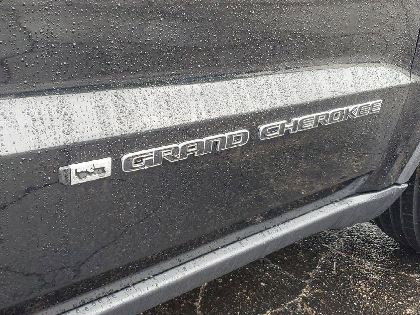 2022 BLACK /GREY Jeep Grand Cherokee Laredo E 4WD (1C4RJFAG7NC) with an 3.6L V6 DOHC 24V engine, 8A transmission, located at 6064 Gull Rd, Kalamazoo, MI, 49048, (269) 222-0088, 42.328388, -85.512924 - Experience adventure like never before with this stunning 2022 Jeep Grand Cherokee WK Laredo! Engineered for those who crave the thrill of the road while demanding top-notch reliability, this SUV is your ticket to unparalleled journeys. Equipped with a robust 4WD system and a powerful V6, 3.6L engin - Photo#5