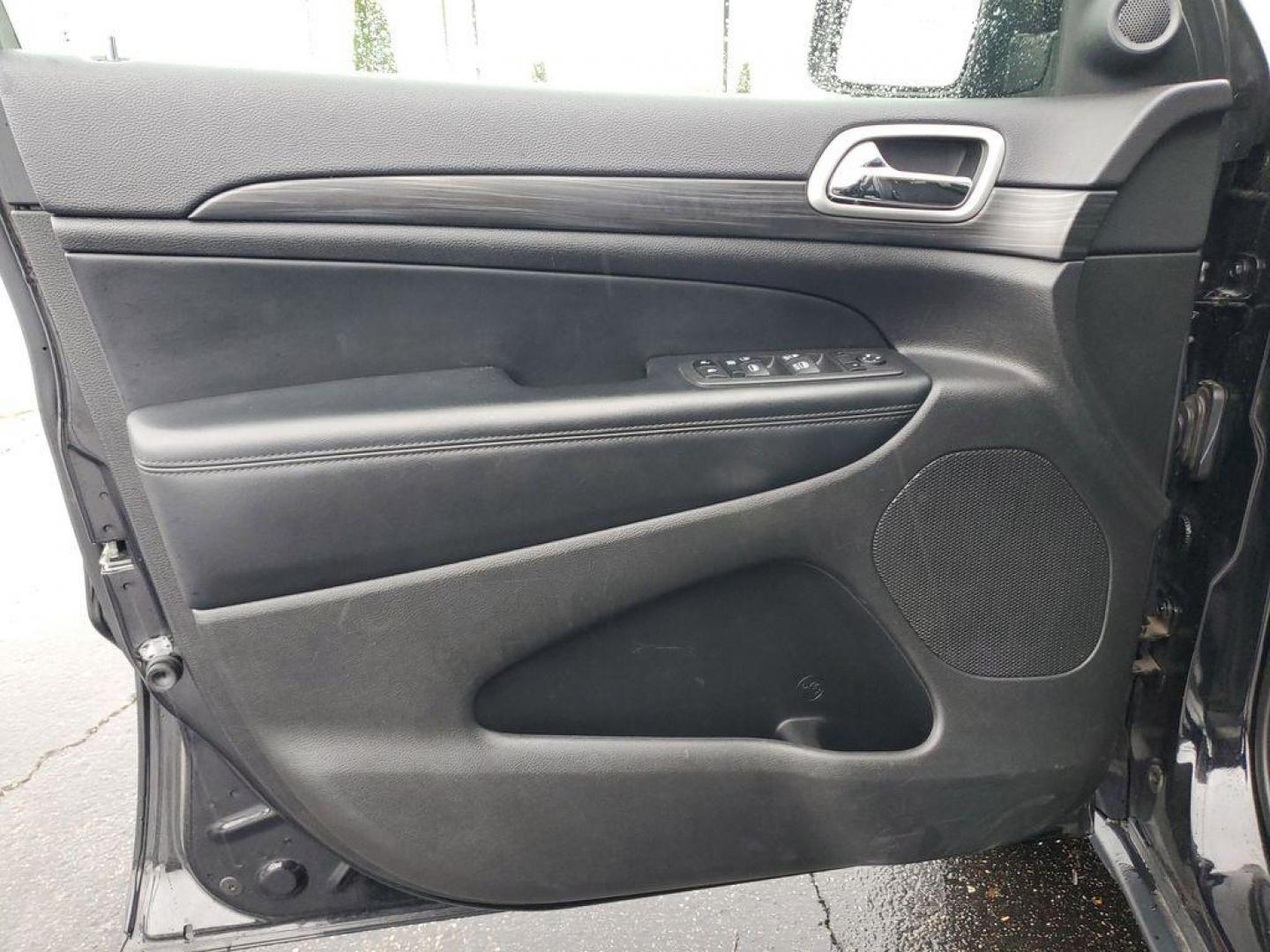 2022 BLACK /GREY Jeep Grand Cherokee Laredo E 4WD (1C4RJFAG7NC) with an 3.6L V6 DOHC 24V engine, 8A transmission, located at 6064 Gull Rd, Kalamazoo, MI, 49048, (269) 222-0088, 42.328388, -85.512924 - Experience adventure like never before with this stunning 2022 Jeep Grand Cherokee WK Laredo! Engineered for those who crave the thrill of the road while demanding top-notch reliability, this SUV is your ticket to unparalleled journeys. Equipped with a robust 4WD system and a powerful V6, 3.6L engin - Photo#10