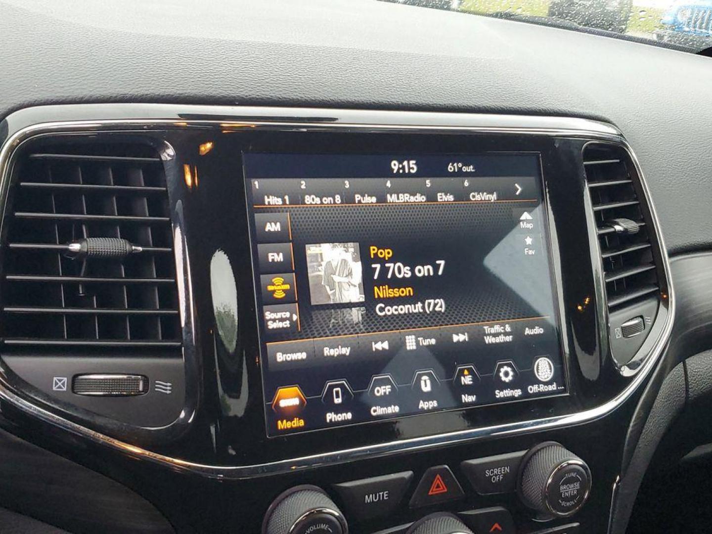 2022 BLACK /GREY Jeep Grand Cherokee Laredo E 4WD (1C4RJFAG7NC) with an 3.6L V6 DOHC 24V engine, 8A transmission, located at 6064 Gull Rd, Kalamazoo, MI, 49048, (269) 222-0088, 42.328388, -85.512924 - Experience adventure like never before with this stunning 2022 Jeep Grand Cherokee WK Laredo! Engineered for those who crave the thrill of the road while demanding top-notch reliability, this SUV is your ticket to unparalleled journeys. Equipped with a robust 4WD system and a powerful V6, 3.6L engin - Photo#19