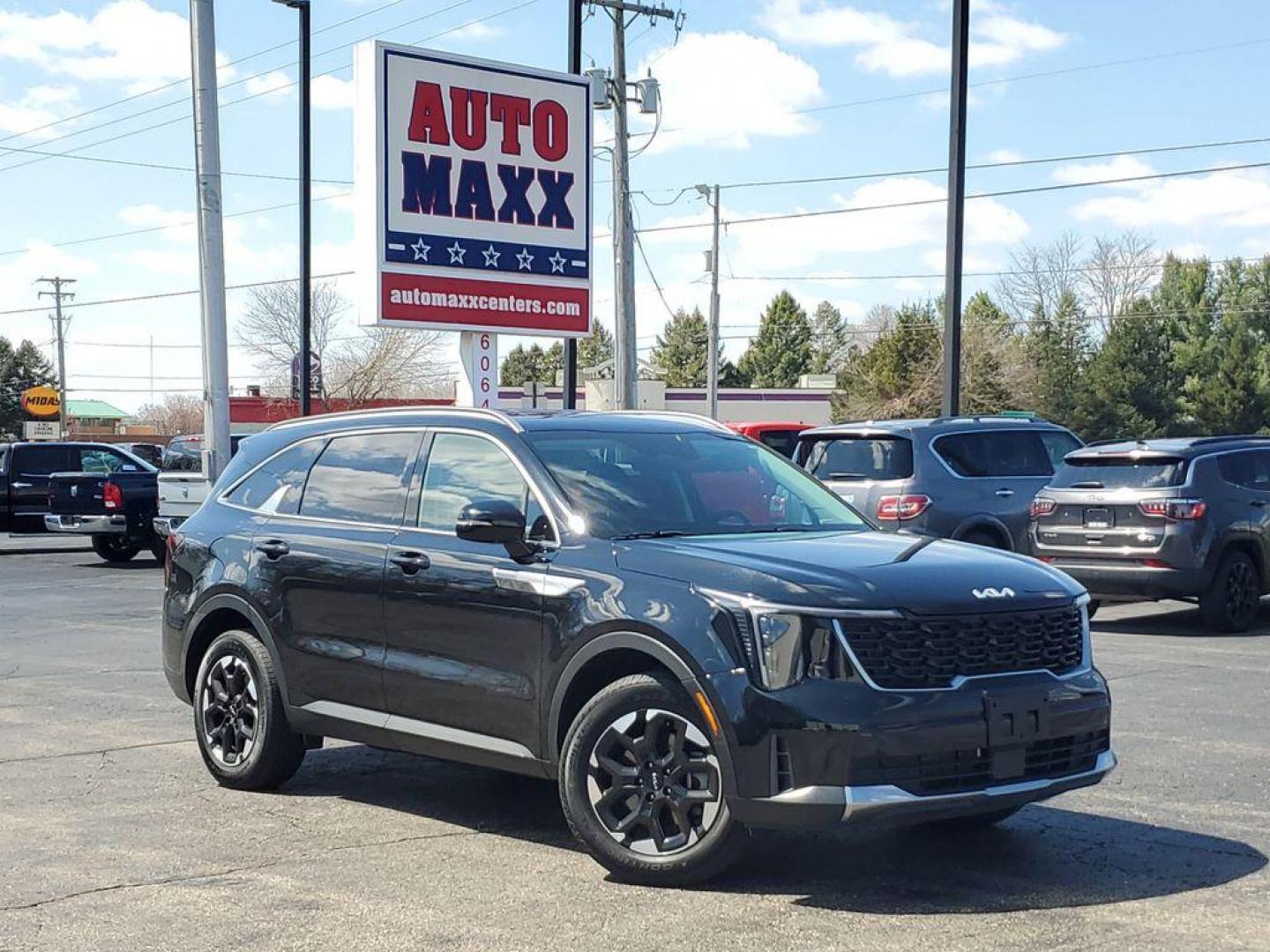 2024 Ebony Black /Black Kia Sorento S AWD (5XYRLDJC6RG) with an 2.5L L4 DOHC 16V engine, 6A transmission, located at 6064 Gull Rd, Kalamazoo, MI, 49048, (269) 222-0088, 42.328388, -85.512924 - Get ready to elevate your driving experience with this stunning 2024 Kia Sorento S, a remarkable SUV that combines style, performance, and advanced technology! With only 22,909 miles on the odometer, this AWD powerhouse is designed to tackle any road with confidence and ease. Under the hood, you'll - Photo#0